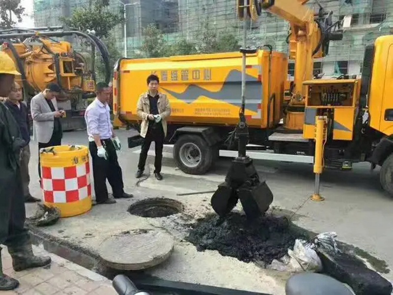 河口街道：网格员化身“清道夫”，为民解忧疏通“堵心”化粪池