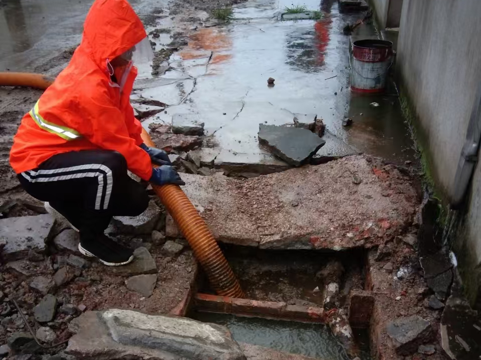 河口专业清理污水池 炜誉市政以规范流程守护城市 “肠道”